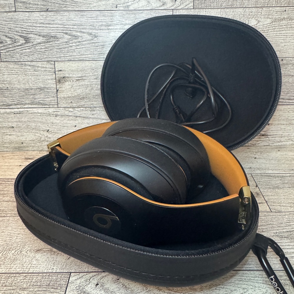 Beats by Dr. Dre Studio3 Wireless Headphones - Picture 5 of 7